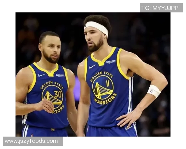 库里伤愈复出,汤普森感动庆祝:“我们终于重聚了!” 库里伤愈复出,汤普森感动庆祝:“我们终于重聚了!”